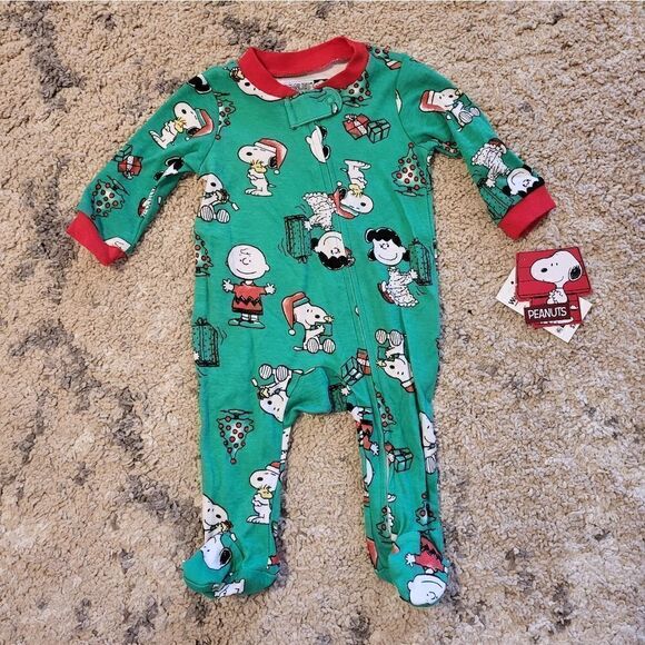 NWT 0-3months green peanuts Christmas sleeper - Picture 1 of 6